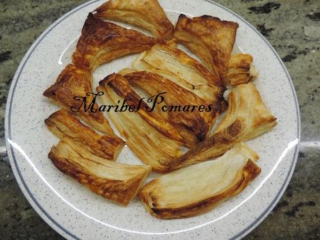 Trozos de hojaldre con almíbar.