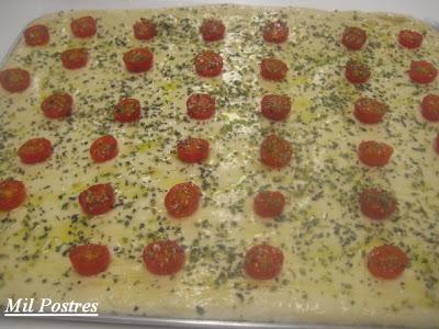 DESAFÍO ABRIL DARING BAKER'S: FOCCACCIA DE TOMATES CHERRY, DE ACEITUNAS NEGRAS  Y DE ORÉGANO Y ALBAHACA