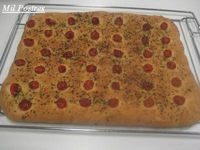 DESAFÍO ABRIL DARING BAKER'S: FOCCACCIA DE TOMATES CHERRY, DE ACEITUNAS NEGRAS  Y DE ORÉGANO Y ALBAHACA