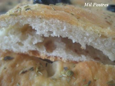 DESAFÍO ABRIL DARING BAKER'S: FOCCACCIA DE TOMATES CHERRY, DE ACEITUNAS NEGRAS  Y DE ORÉGANO Y ALBAHACA