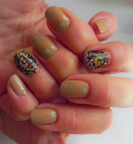 Corales (look y manicura primaverales)