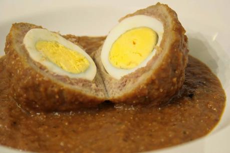 Albonigon de carne picada con centro de huevo duro