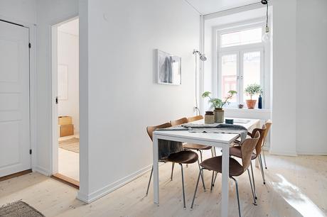 UNA COCINA GRIS CON DETALLES DORADOS