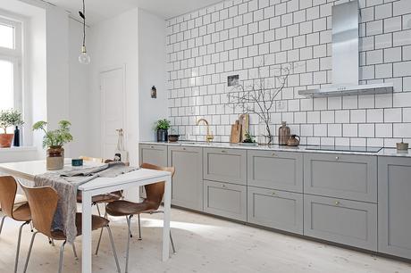 UNA COCINA GRIS CON DETALLES DORADOS