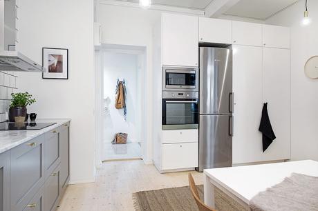 UNA COCINA GRIS CON DETALLES DORADOS