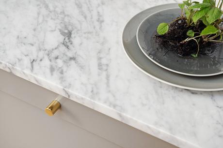 UNA COCINA GRIS CON DETALLES DORADOS