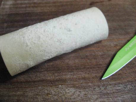 CANELÓN DE PAN DE MOLDE CON SETAS Y ENSALADA DE AHUMADOS