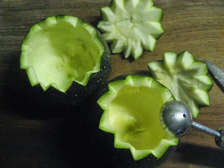 CANELÓN DE PAN DE MOLDE CON SETAS Y ENSALADA DE AHUMADOS