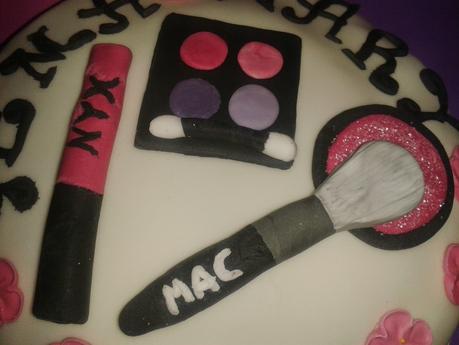 figuritas de maquillaje hechas con fondant