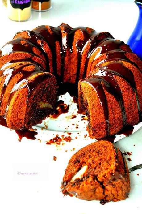 BUNDT CAKE DE CHOCOLATE ESPECIADO Y PERA