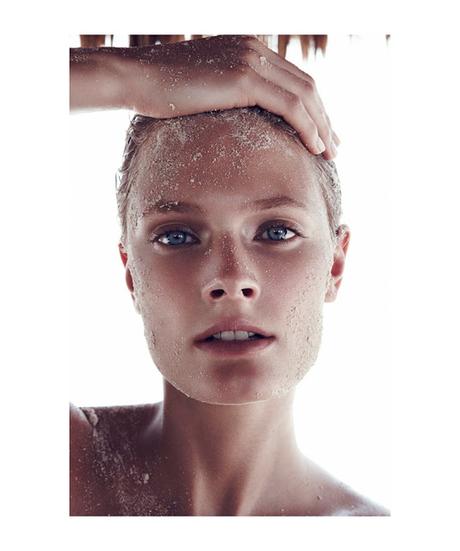 Constance Jabonski vuelve a la playa para Bazaar