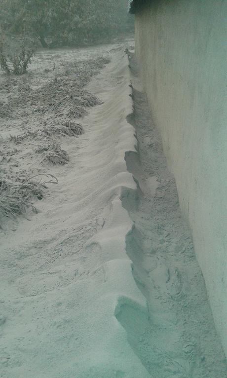 Acumulación de ceniza en los alrededores de la fábrica.