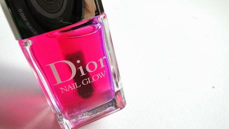 Dior en las uñas, manicura alta costura.