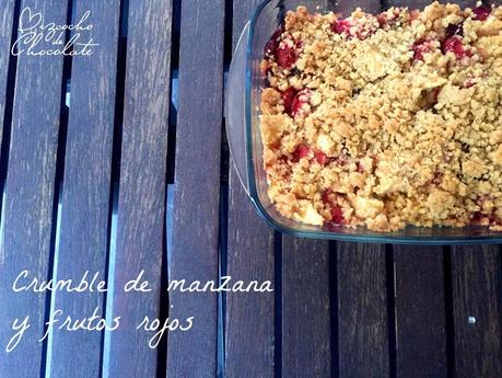 Crumble de manzana y frutos rojos