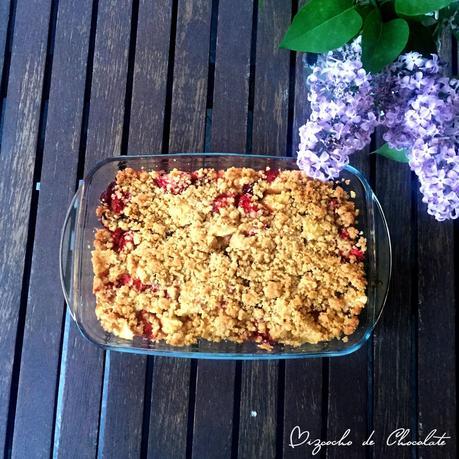 Crumble de manzana y frutos rojos