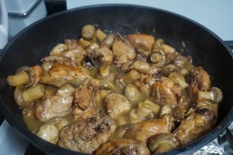 Pollo con champiñones y cerveza