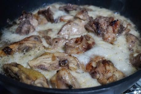 Pollo con champiñones y cerveza