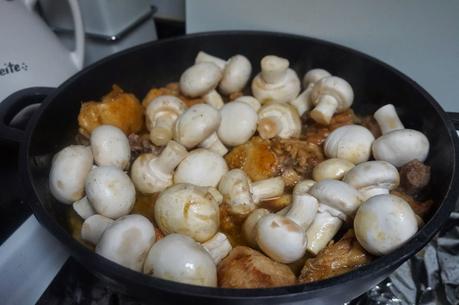Pollo con champiñones y cerveza