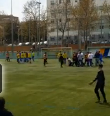 Patadas de aficionados a un entrenador cadete en Cornellá y golpes a un árbitro en Espluguens (Videos)