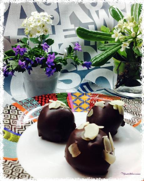 Bolitas de galleta y mantequilla de avellanas y nueces con chocolate