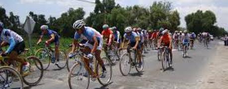 Buen estiramiento después de una sesión de ciclismo Buen estiramiento después de una sesión de ciclismo