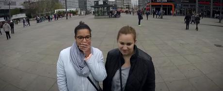 Esta vending machine vende camisetas a 2€ para sensibilizar sobre el origen de la ropa barata