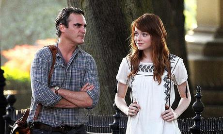 Joaquin Phoenix no sólo le enseña Filosofía a Emma Stone en el tráiler de 'Irrational Man'