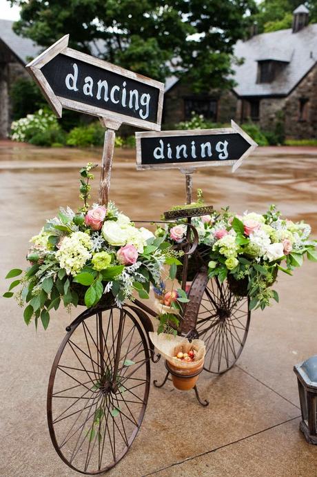 Señaliza tu boda con flechas o carteles de madera.