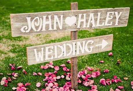 Señaliza tu boda con flechas o carteles de madera.