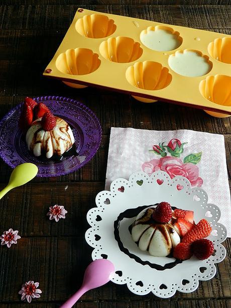 Pannacota con sirope de chocolate y frutos rojos Pannacota con sirope de chocolate y frutos rojos