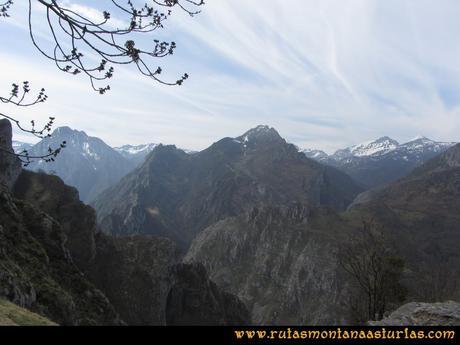 Ruta Puente Vidosa, Jucantu: Vista de las montañas de Ponga Ruta Puente Vidosa, Jucantu: Vista de las montañas de Ponga