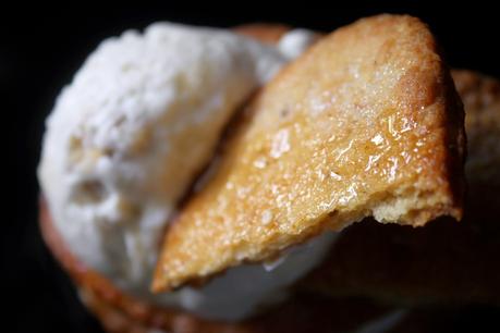 Tortas de aceite y anís con yogur helado