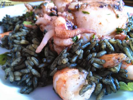 ARROZ NEGRO CON CHOCOS Y LANGOSTINOS