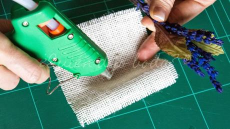 Pegando las flores al yute