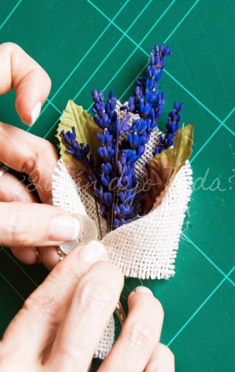 Pegando los botones al boutonniere