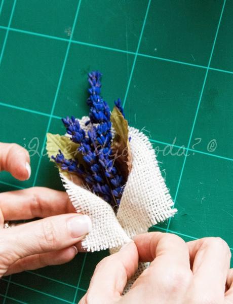 Cerrando el cucurucho de yute con silicona