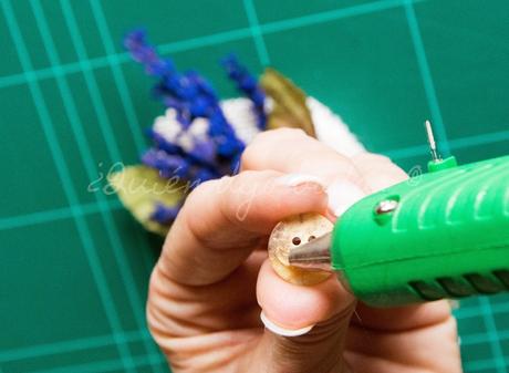 Aplicando silicona caliente al botón