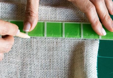 Marcando el yute para el boutonniere