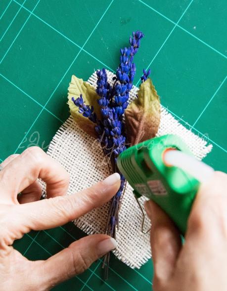 Pegando las flores al yute por su parte superior