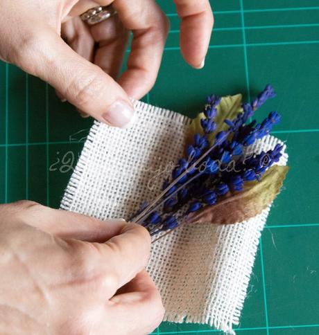 Presentando las flores sobre el yute