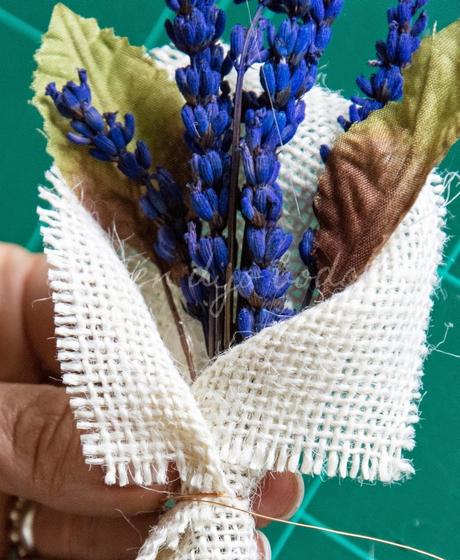 Atando con alambre el boutonniere