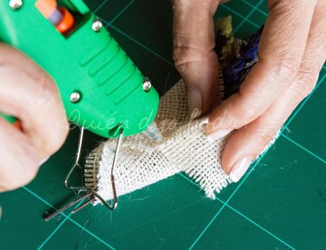 Pegando las solapas del boutonniere