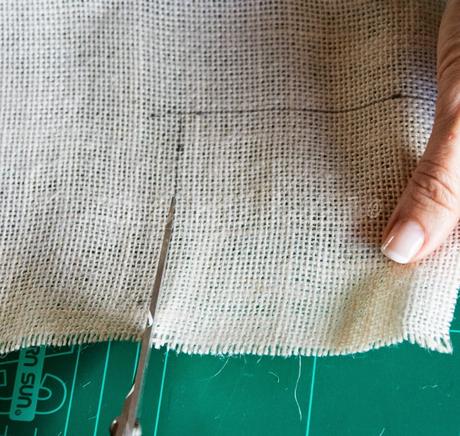 Cortando el tejido de yute para el boutonniere 
