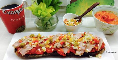 Tosta de ventresca y picadillo de verdura sobre crema de tomate