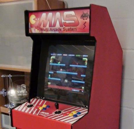 Nunca más te quedarás con ganas de tomarte una cerveza mientras juegas con este mueble arcade