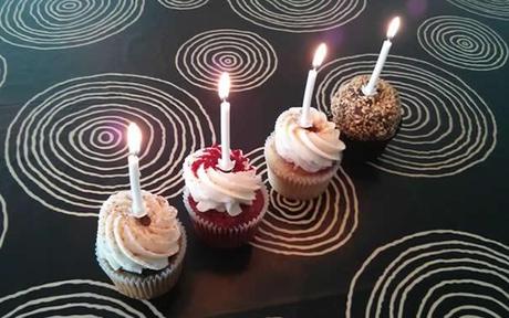 cuatro cupakes con velas