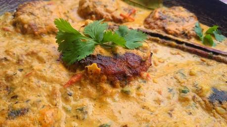 Koftas de zucchini en salsa cremosa de tomate y coco