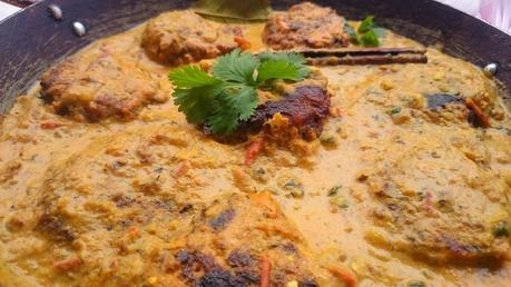 Koftas de zucchini en salsa cremosa de tomate y coco