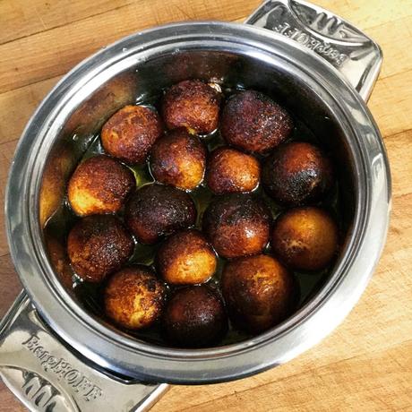 Gulab jamun (buñuelos en almíbar aromatizado)