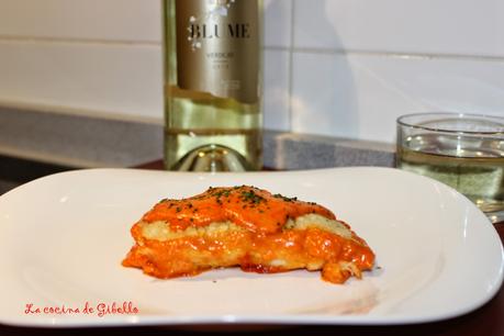 Lomo de bacalao en salsa de piquillo maridada con Blume verdejo